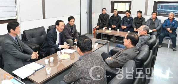 구인모 거창군수는 지난 13일 거창사과 통합마케팅 유통체계를 올해 처음 도입해 운영하고 있는 남거창농협 산지유통 센터를 방문했다.