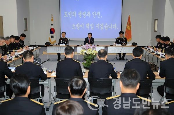 김 지사는 16일 오전 김해서부소방서 대회의실에서 진행된 <겨울철 화재예방 및 대응 강화를 위한 경남 소방서장 회의>에서 “지금 소방관의 업무가 과중한 상황인데, 신고전화가 많은 부분에 무언가 제도적인 미비점이나 문제가 있는 것은 아닌지 들여다 볼 필요가 있다”며 이같이 말했다.