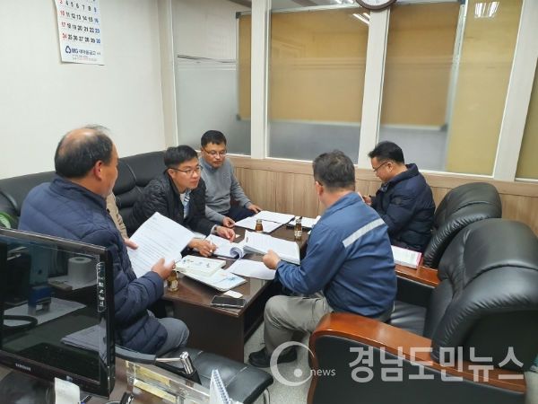 경상남도(도지사 김경수)가 승강기 안전사고 예방을 위한 특별점검을 실시해 27건의 위반 사례를 적발했다.