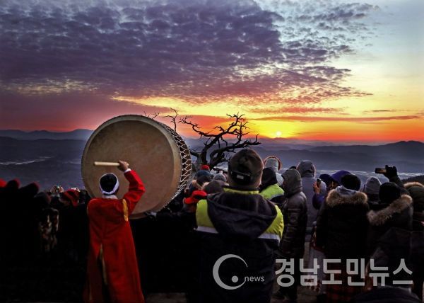 금서면산악회(회장 박용구)와 산청군이 경자년 새해를 시작하는 해맞이 행사를 연다.