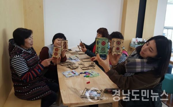 산청군한의학박물관이 지난 25일 ‘문화가 있는 날’을 맞아 전통 무드등 만들기 체험활동을 진행했다.