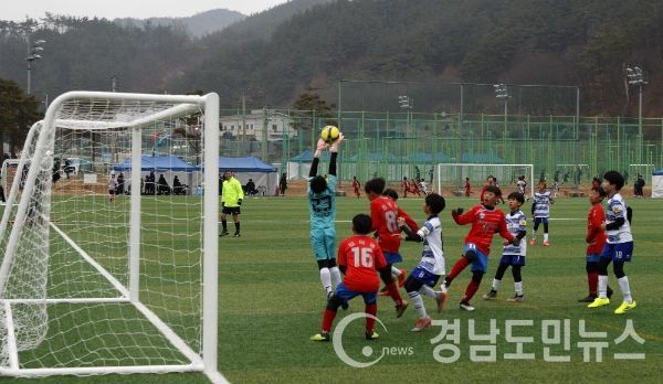 전국의 축구 꿈나무들이 참가하는 유소년 축구대회가 경남 산청군에서 열린다.