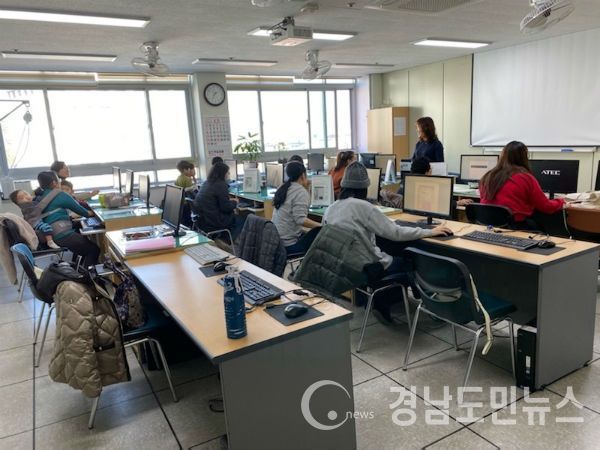 합천군 다문화가족지원센터(센터장 안명기)는 오는 9월 10일부터 12월 24일까지 매주 화요일과 금요일 마다 합천군 종합복지회관 전산실에서 컴퓨터 ITQ 한글 자격양성 프로그램 운영해 지난 24일 한글자격과정을 모두 수료 했다고 밝혔다.