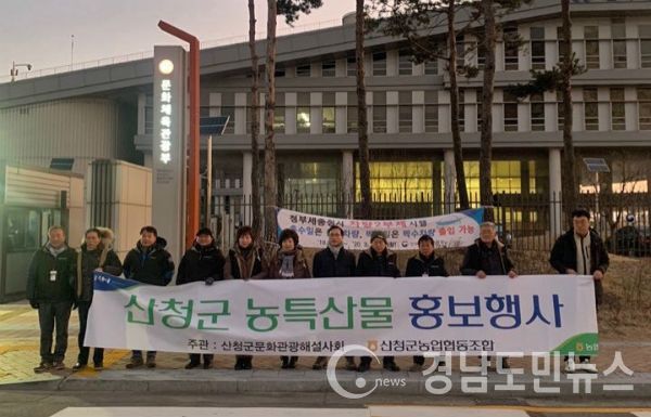 산청군의 문화관광해설사들이 ‘명품 산청곶감’과 관광명소를 널리 알리기 위한 홍보대사 역할을 수행하고 있어 눈길을 끈다.
