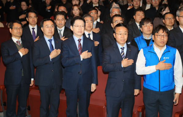 경상남도는 2일 오전, 도청 신관 대강당에서 간부 공무원, 직원 등 600여 명이 참석한 가운데 2020년도 시무식을 가졌다.