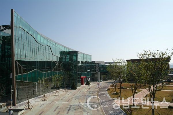 함양군문화예술회관은 2020년부터 공연장 및 전시실에 대한 대관을 상·하반기 정기 대관일을 지정 신청받기로 하였다.