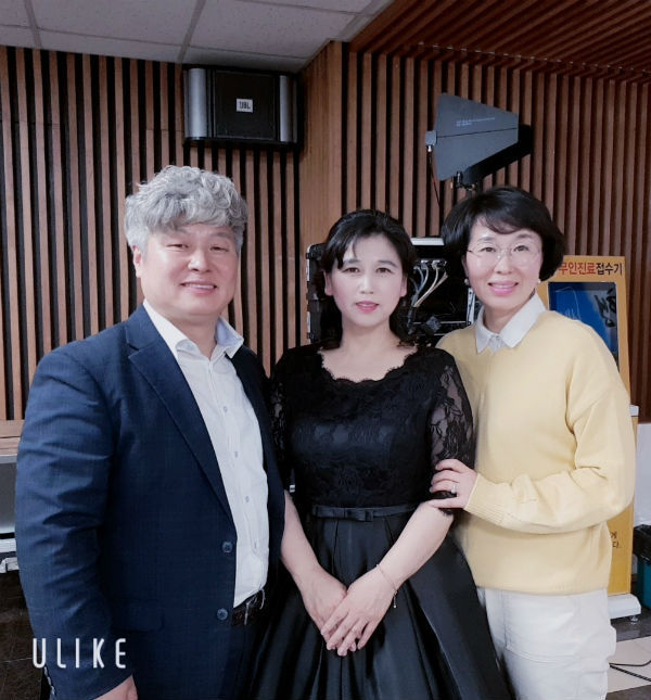 산청도서관의 시낭송아카데미(강사 김태근) 수강생인 강정희·정재훈 부부가 전국시낭송대회에서 대상을 수상한 것이 뒤늦게 알려져 눈길을 끌고 있다.