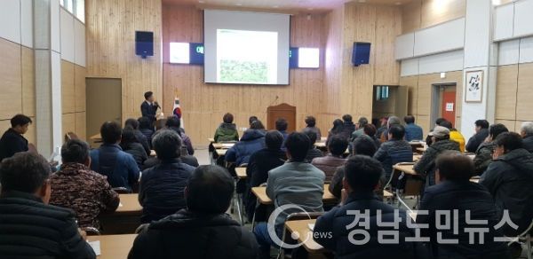 합천군(군수 문준희)은 지난 8일 합천군농업기술센터 농업농촌활력센터에서 애플수박 재배 농업인 60명이 참석한 가운데 고품질 애플수박 재배교육을 개최했다고 밝혔다.