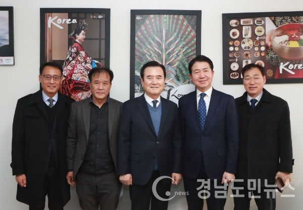 서춘수 함양군수가 한국관광공사를 방문하여 2020 함양산삼엑스포의 성공적인 개최를 위해 적극적인 홍보 등을 요청했다.