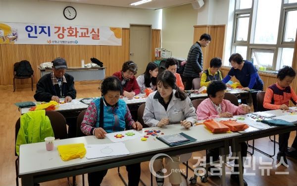 산청군보건의료원 치매안심센터는 환자와 가족을 위한 돌봄 프로그램을 운영한다고 13일 밝혔다.