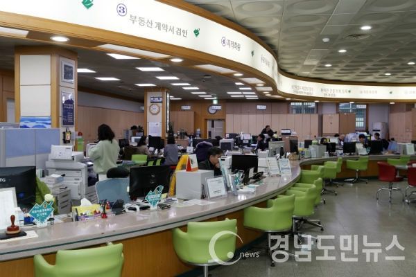 산청군은 행정안전부와 국민권익위원회가 공동으로 실시한 ‘2019년 민원서비스 종합평가’에서 최우수기관으로 선정됐다고 14일 밝혔다.