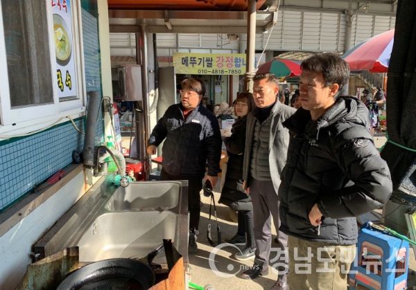 산청군이 설 연휴를 일주일여 앞둔 16일 관내 다중이용시설에 대한 특별 안전점검을 실시했다.