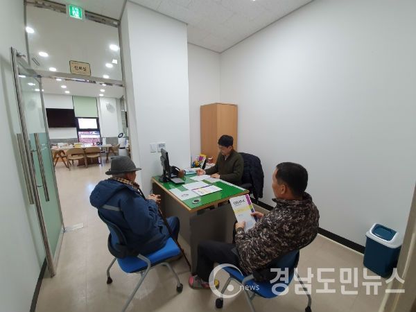 거창군치매안심센터는 치매 검진 활성화를 위해 60세 이상 군민을 대상으로 무료 치매 진단 검사를 시행하고 있으니 치매검진에 적극 참여해줄 것을 당부했다