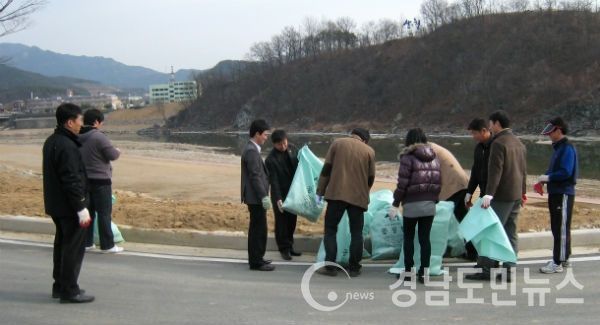 산청군은 많은 귀향객들이 찾는 설 명절을 맞아 오는 21일까지 ‘2020년 설맞이 국토대청결 운동’을 실시한다고 17일 밝혔다.