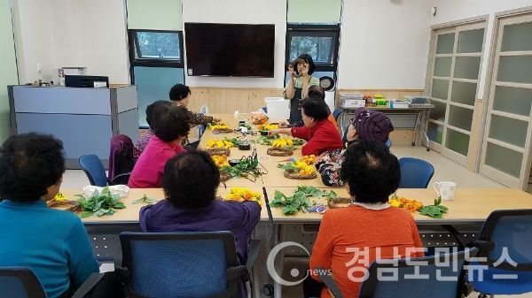 거창군치매안심센터는 치매 환자로 진단받은 대상자로서 장기 요양서비스 신청 대기자와 미신청자, 장기 요양 서비스 인지 지원 등급자를 대상으로 연중 ‘치매환자 돌봄 쉼터’를 운영한다.