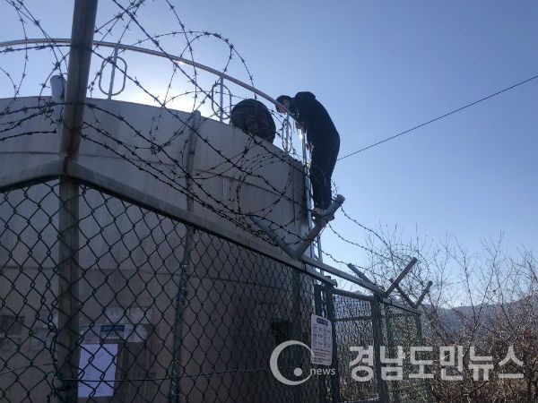 거창군 수도사업소는 다가오는 설 연휴를 맞아 상수도 급수 사고 발생 시 신속한 복구 및 급수를 위한 대책을 시행한다고 17일 밝혔다.
