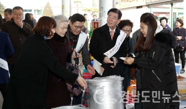 산청군이 20일 설 명절을 앞두고 지역 내 사회복지시설을 방문해 생활용품 등 성품을 전달했다. 또 같은날 ‘명절 전통시장 장보기’ 행사를 통해 시장에서 구입한 물품들도 경로당 등에 전할 계획이다.