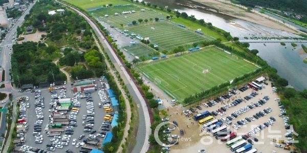 깨끗한 공기와 따뜻한 날씨와 더불어 국제규격 축구장 16개를 갖추고 동계훈련 총괄 운영본부를 운영 중인 합천군은 축구 동계훈련지로 각광을 받으며 지역경제 활성화에 한몫을 하고 있다.