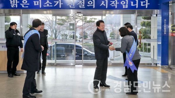 합천군(군수 문준희)은 민족 최대의 명절인 설날을 앞두고 지난 21일 본청 현관 로비와 2청사 입구에서 출ㆍ퇴근길 직원을 대상으로 ‘청렴한 설 명절 보내기’ 캠페인을 실시했다고 밝혔다.