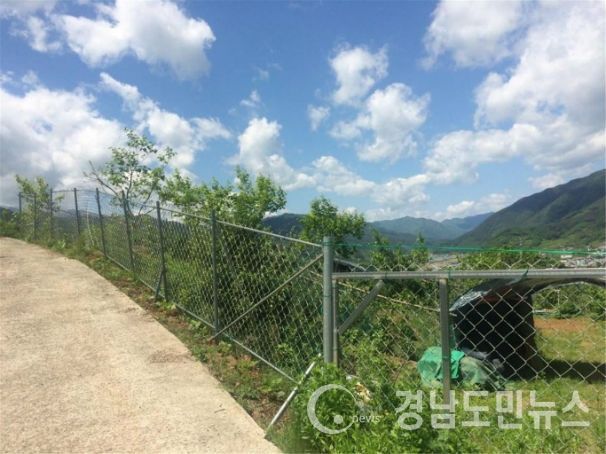 야생동물로 인한 농작물 피해를 줄이기 위해 피해예방시설 설치 지원사업을 추진 중인 산청군이 올해 사업규모를 더 늘린다.