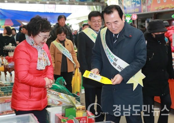 서춘수 함양군수는 민족 대명절인 설을 앞둔 22일 오전 9시 지리산함양시장을 찾아 군 관계공무원들과 함께 전통시장 이용 홍보 및 물가안정 캠페인에 나섰다. 이날 서 군수는 시장 상인 및 이용객들과 격의 없는 대화를 통해 경제상황을 살펴보고, 군민들이 느끼는 생활 속의 불편사항과 건의사항을 청취하는 등 지역주민들의 생생한 현장 목소리에 귀 기울였다.