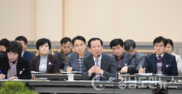 거창군은 소통과 화합의 군민 대통합을 위한 민선7기 구인모 군수의 2020년 연두 순방이 5개 권역에 약 1,000명의 주민들과 기관단체장이 참석한 가운데 성황리에 마무리되었다고 밝혔다.