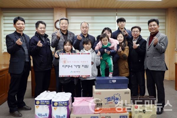 산림조합중앙회 부산울산경남지역본부(본부장 구광수)와 함양군 산림조합(조합장 박성서)은 22일 함양군 다자녀가정 4곳을 선정해 모두 200만원(1가정 50만원) 상당의 생필품과 함양사랑상품권을 다자녀 가정에게 전달하였다.