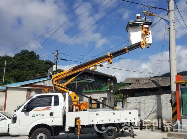 함양군은 설 명절을 앞두고 귀성객과 주민들이 안심하고 명절을 보낼 수 있도록 21일까지 군 전역의 가로등과 보안등에 대한 점검을 유지보수 업체와 함께 완료했다고 밝혔다. 특히 함양군은 지난 연말부터 전 읍면 가로등 및 보안등에 대한 전수 조사를 통해, 가로등 신설 400여곳, LED등 교체 100여개소에 대해 사업을 확정하여 시행중이며, 설 명절 다수가 이용하는 공간이나 취약한 200여개소에 대해서는 설치를 완료했다.