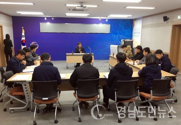 함양군은 29일 오후 2시에 함양군청 소회의실에서 안전도시과에서 추진 중인 건설관계자 회의를 가졌다고 밝혔다.