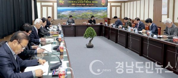 (사)합천군교육발전위원회(이사장 문준희)는 지난 31일 오후 2시 군청 2층 소회의실에서 문준희 이사장, 위원 20명이 참여한 가운데 2020년 제1차 이사회를 개최했다.