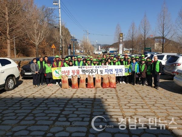 합천군 자연보호합천군협의회(회장 박오영)는 4일 정양늪 생태공원 일원에서 회원 40여명이 참여한 가운데 늪을 찾아온 겨울 철새인 야생동물 먹이주기 행사를 비롯하여 환경정화활동을 실시했다.