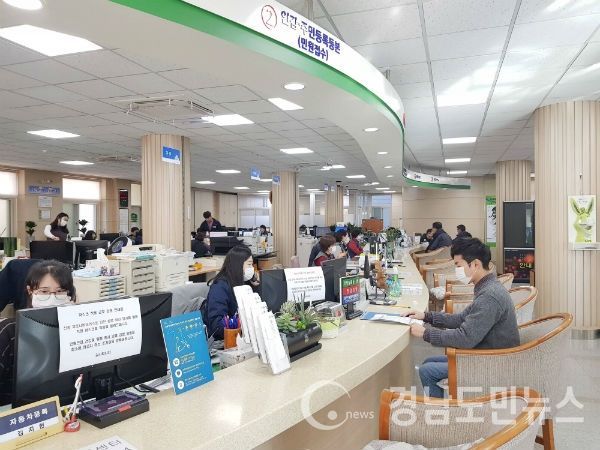 함양군청 민원봉사과 직원들이 신종 코로나바이러스 확산 방지를 위해 마스크를 착용하고 근무를 하고 있다. 민원봉사과는 각종 민원 업무를 위해 군민들의 출입이 잦은 곳으로 하루 100여 명이 수시로 방문하는 민원 창구이다.