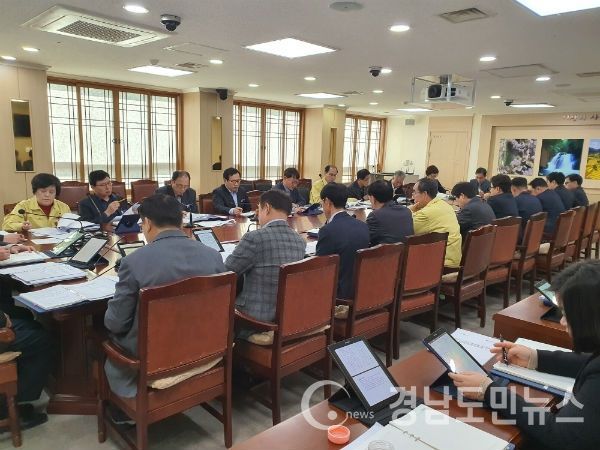 거창군은 지난 3일 군청 상황실에서 지역 경기 활성화를 위해 군민 생활과 밀접한 소비, 투자 부분 등의 신속한 재정집행을 위한 재정 신속집행 보고회를 부군수 주재로 가졌다.