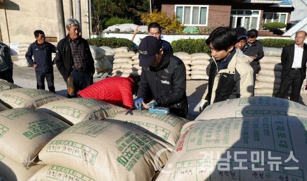 산청군은 올해부터 농업의 공익적 기능을 강화하기 위해 ‘공익형 직불금 제도’를 시행한다고 4일 밝혔다.