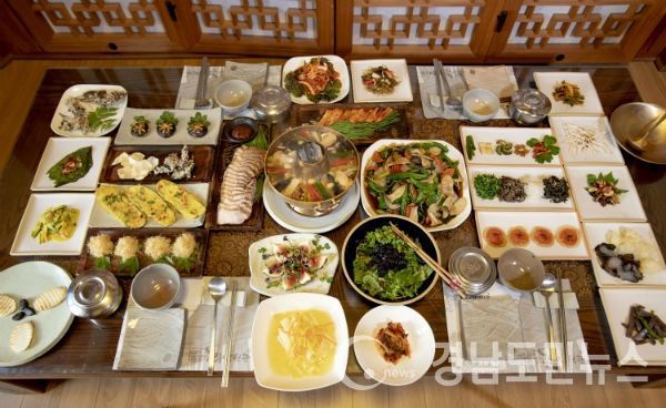 산청군이 한방 항노화 관광지 이미지 제고를 위해 지역 내 ‘일반음식점의 시설개선 지원사업’을 추진한다.