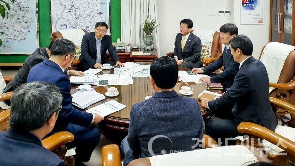 문준희 경남 합천군수가 지난 4일 합천군의 주요 건의사업을 전달하고 협조요청을 위해 부산국토관리청(청장 구현상)을 방문했다.