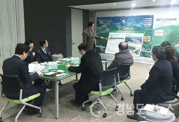 2020 함양산삼항노화엑스포 개최가 8개월여 앞으로 다가온 가운데 7일 경남도 서부지역본부 천성봉 본부장을 비롯한 서부권개발국 주요 국·과장들이 엑스포 추진 현장을 방문했다.