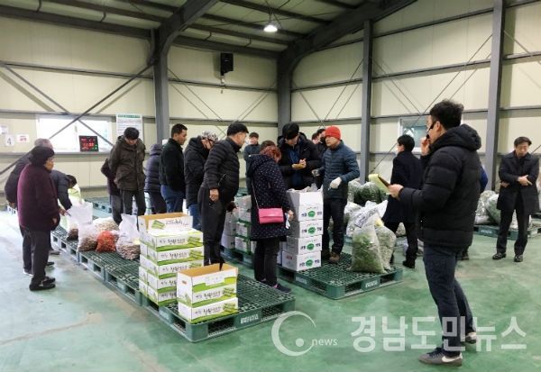 산청군농협(조합장 박충기)이 운영 중인 농산물 간이공판장이 지역 내 소규모 농업인들의 소득증대에 큰 역할을 하고 있다.