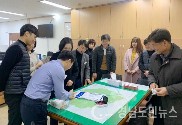 함양군 혁신전략담당관실은 군민 감동 행정을 목표로 친절·소통하는 행정서비스 제공을 위한 ‘청렴한 함양’ 의지를 다졌다.