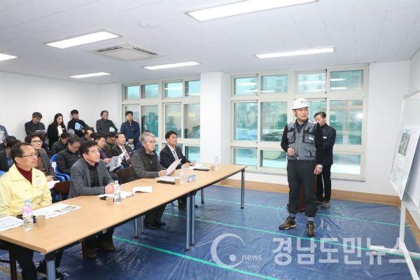 박종훈 경상남도교육감은 12일 내달 개교하는 양산 금오초·중학교, 김해율산초등학교를 방문하여 개교 준비 추진 현황을 직접 확인하고, 학교와 공사 관계자들의 의견을 청취하였다.