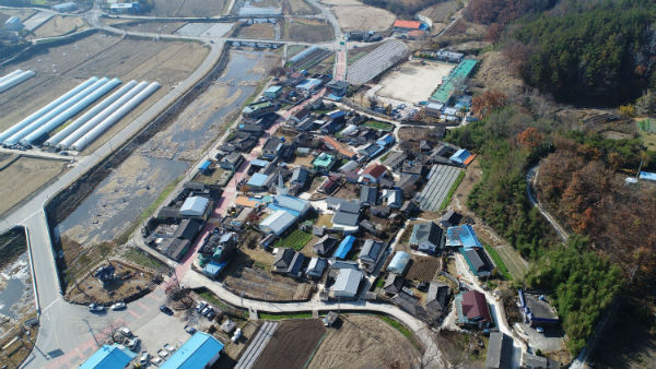 산청군은 지역 주거환경 개선을 통한 주민 삶의 질 향상과 도시민들의 유입을 촉진하기 위해 농촌주거환경 개선사업을 실시한다.