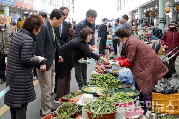 합천군은 코로나19 발생에 따른 위축된 소비심리 회복과 전통시장 활성화를 위해 문준희 군수 등 관계자 10여명이 합천왕후시장을 찾아 마스크 손소독제 배부 등을 하면서 상인들의 애로사항을 청취하는 시간을 가졌다고 13일 밝혔다.