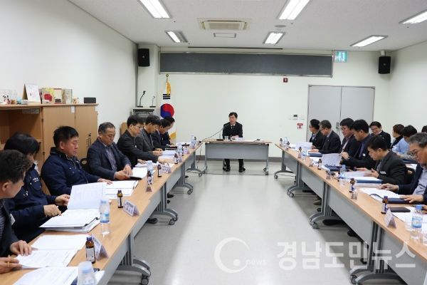 함양산삼항노화엑스포 조직위원회(위원장 김경수 도지사)는 12일 오후 3시 함양박물관 회의실에서 조직위와 경남도, 함양군 관련 부서장 등 30여명이 참석한 가운데 엑스포 로드맵 추진상황 합동점검회의를 열었다고 밝혔다.