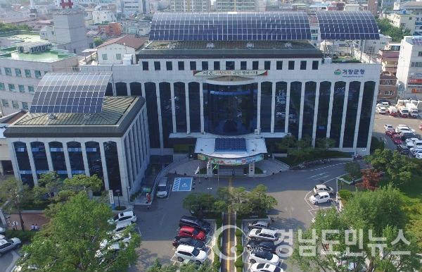 거창군은 저소득층 노인의 안과검진과 개안수술 비용을 지원하는 ‘노인시력 찾아드리기 사업’을 실시한다고 13일 밝혔다.