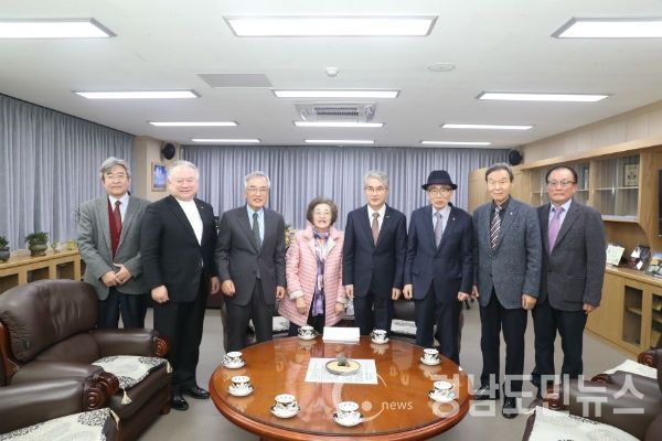 경상남도교육청(교육감 박종훈)은 인문 소양 및 감성을 갖춘 미래인재 육성을 위해 공립과 더불어 교육의 한 축인 사립학교와 협력체제를 강화하기로 했다.