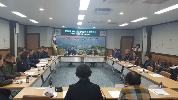 거창군 가북면 주민자치위원회(위원장 김재철)는 지난 14일 면사무소 회의실에서 주민자치위원 21명이 참석한 가운데 경자년 새해 첫 회의를 가졌다.