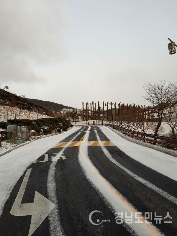 산청군이 겨울철 동의보감촌의 도로결빙 취약구간에 자동제설(열선도로) 장치를 설치·가동한다고 17일 밝혔다.
