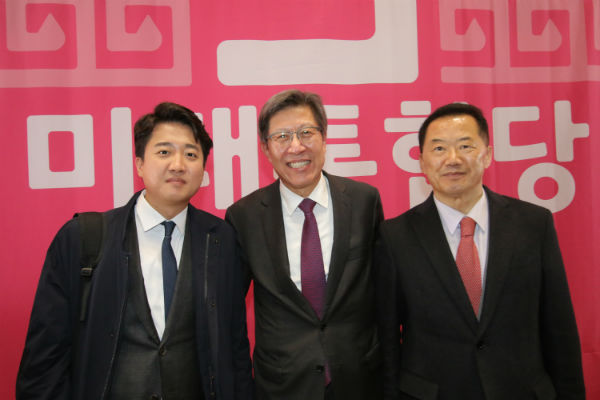 자유한국당과 새로운보수당 등 중도보수 세력이 하나로 뭉친 미래통합당이 17일 공식 출범했다. 이는 한국당의 전신 새누리당이 여러 갈래로 쪼개진 이후 3년여 만이다. 신성범 전 국회의원도 통합당에 합류하면서 공천경쟁이 새로운 국면으로 돌입했다.