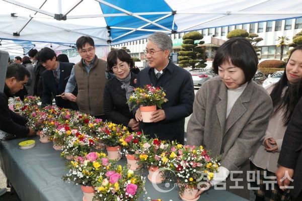 경상남도교육청(교육감 박종훈)이 18일 도교육청 주차장에서 화훼류 소비 촉진을 위한 꽃 시장을 운영하였다.
