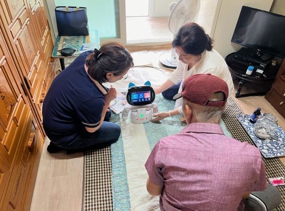 산청군, “반려로봇 지원으로 고독사 예방”